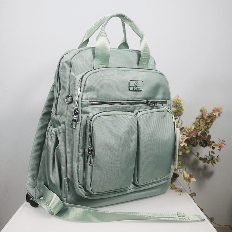 Sac à dos noir pour femme, format compact et design sobre – Image 3