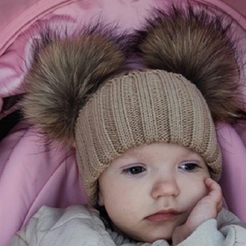 Bonnet bébé à double pompons en fourrure – Image 2